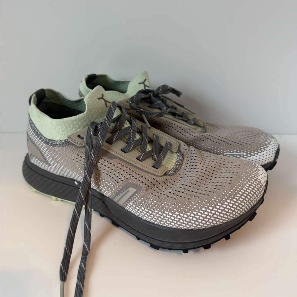 Flux Brand Athletic Grounding Trainers - Light Gray with Mint Accent